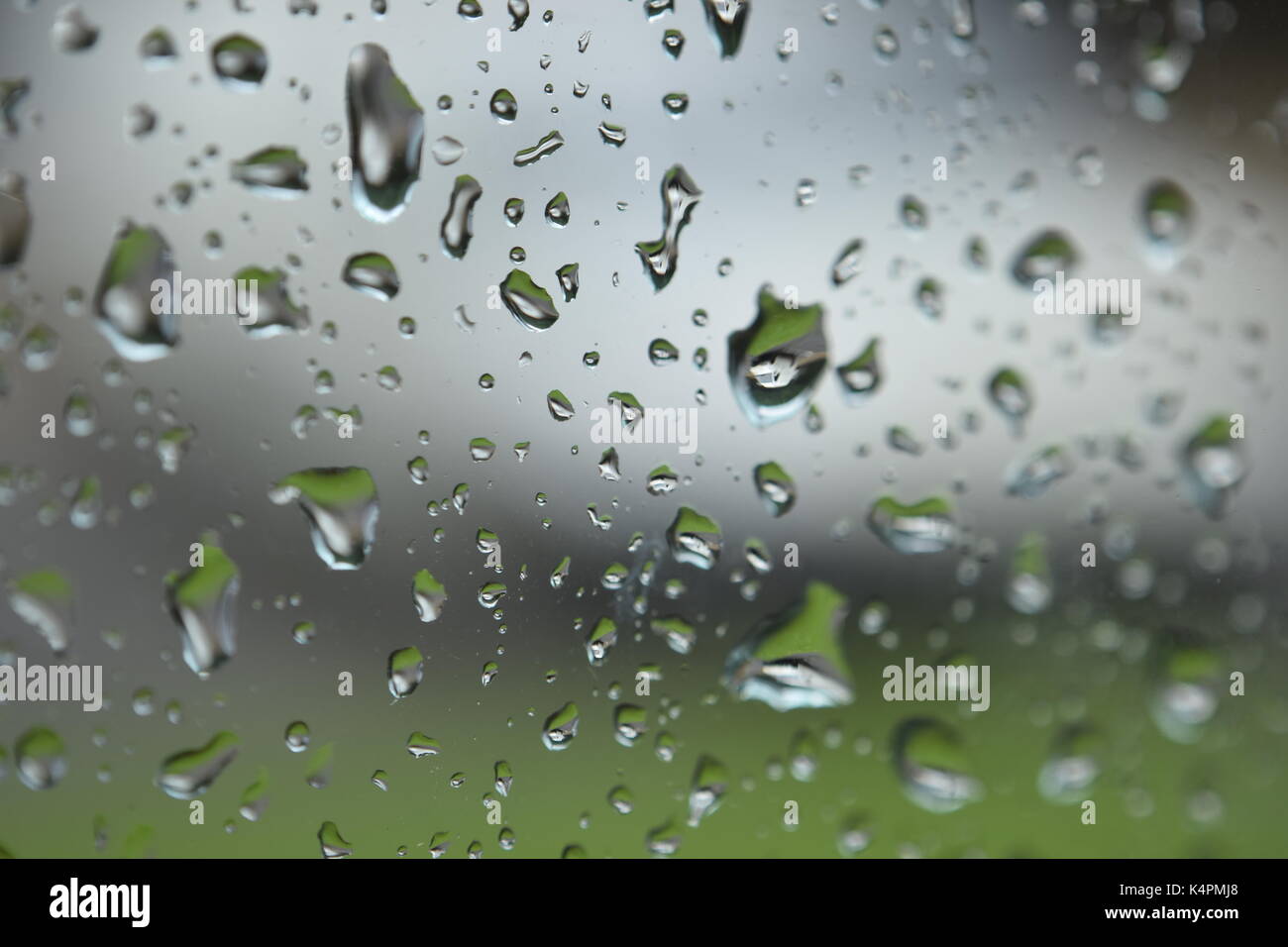 Close up de petites gouttelettes d'eau sur une fenêtre claire Banque D'Images