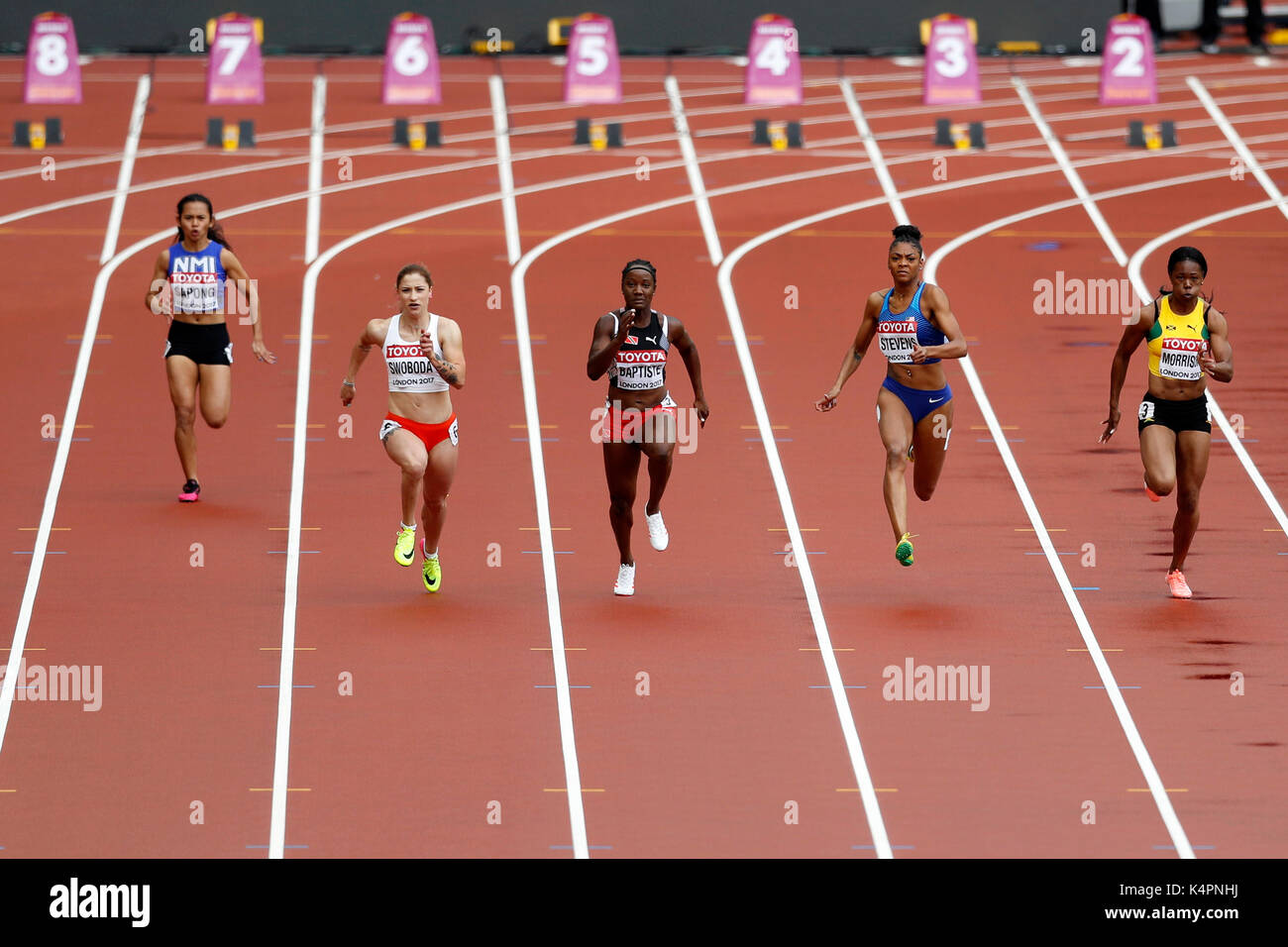 Natasha MORRISON (Jamaïque), Deajah STEVENS (Etats-Unis d'Amérique), Kelly-Ann BAPTISTE (Trinité-et-Tobago), Ewa SWOBODA (Pologne), Zarinae SAPONG (Iles Mariannes du Nord) qui se font concurrence dans la Women's 100m 6 au 2017, championnats du monde IAAF, Queen Elizabeth Olympic Park, Stratford, London, UK. Banque D'Images