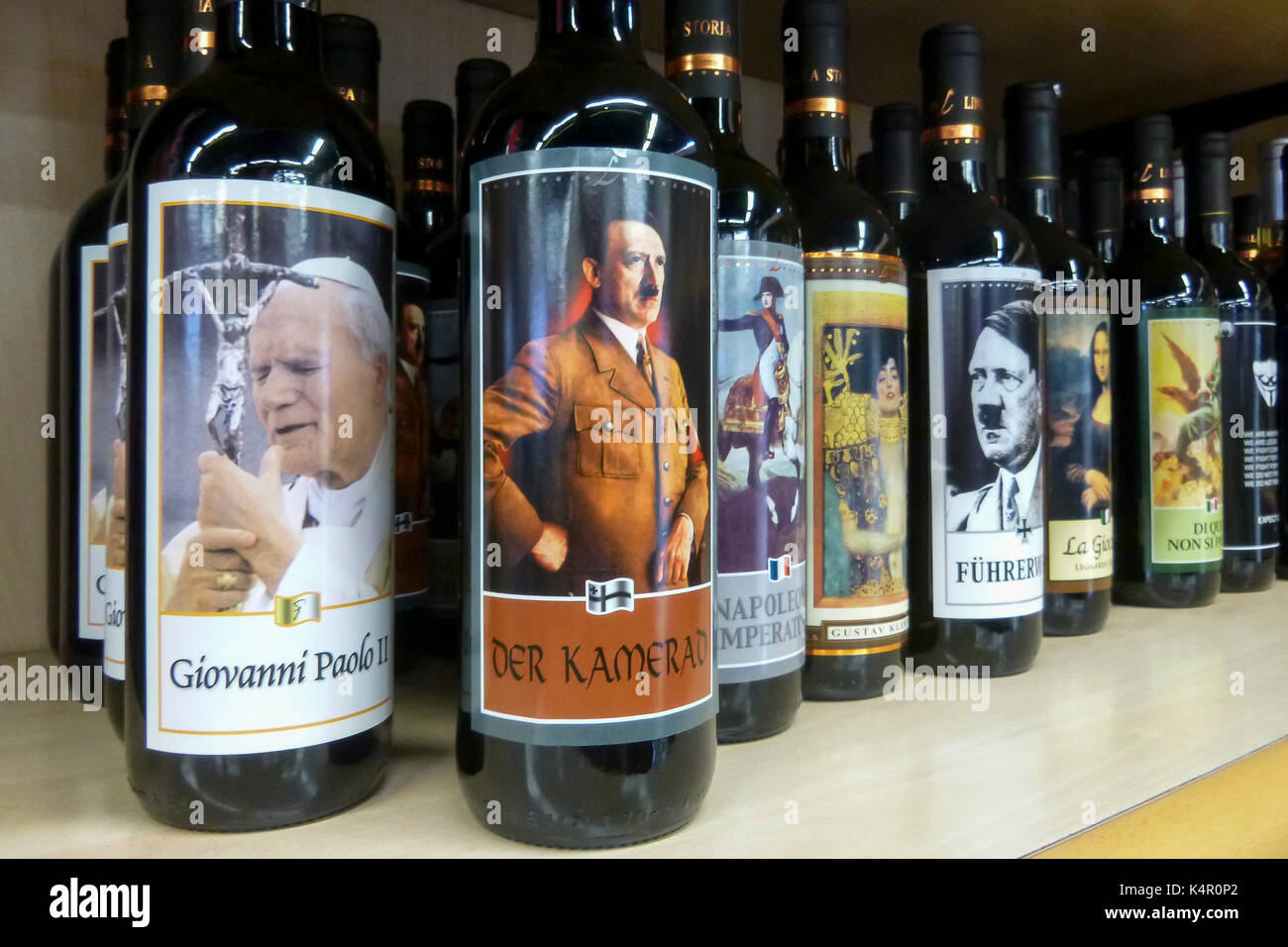 Des bouteilles de vin rouge avec des étiquettes représentant Adolf ...