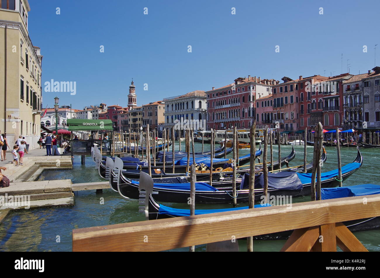 Venise, il - 29 août, 2017 - gondoles sur un quai, attendent les touristes Banque D'Images