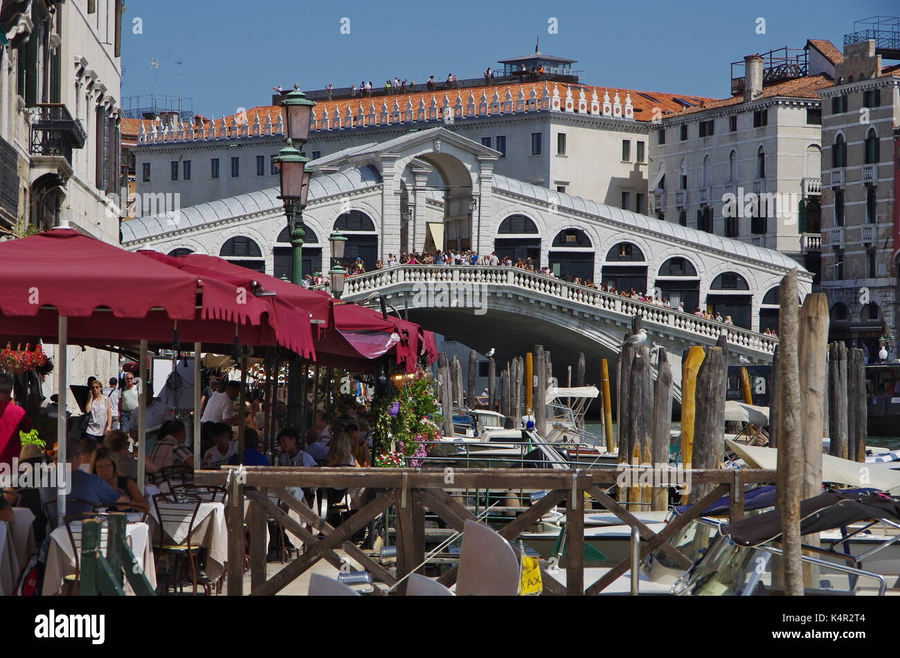 Venise, il - 29 août, 2017 - Pont du Rialto et le grand canal à Venise, Italie. Rialto est le plus grand pont à Venise Banque D'Images