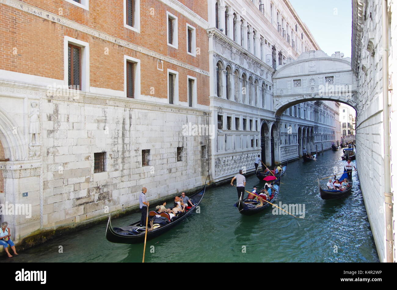 Venise, il - 29 août, 2017 - les touristes en gondole, le transport favori pour les touristes à Venise Banque D'Images