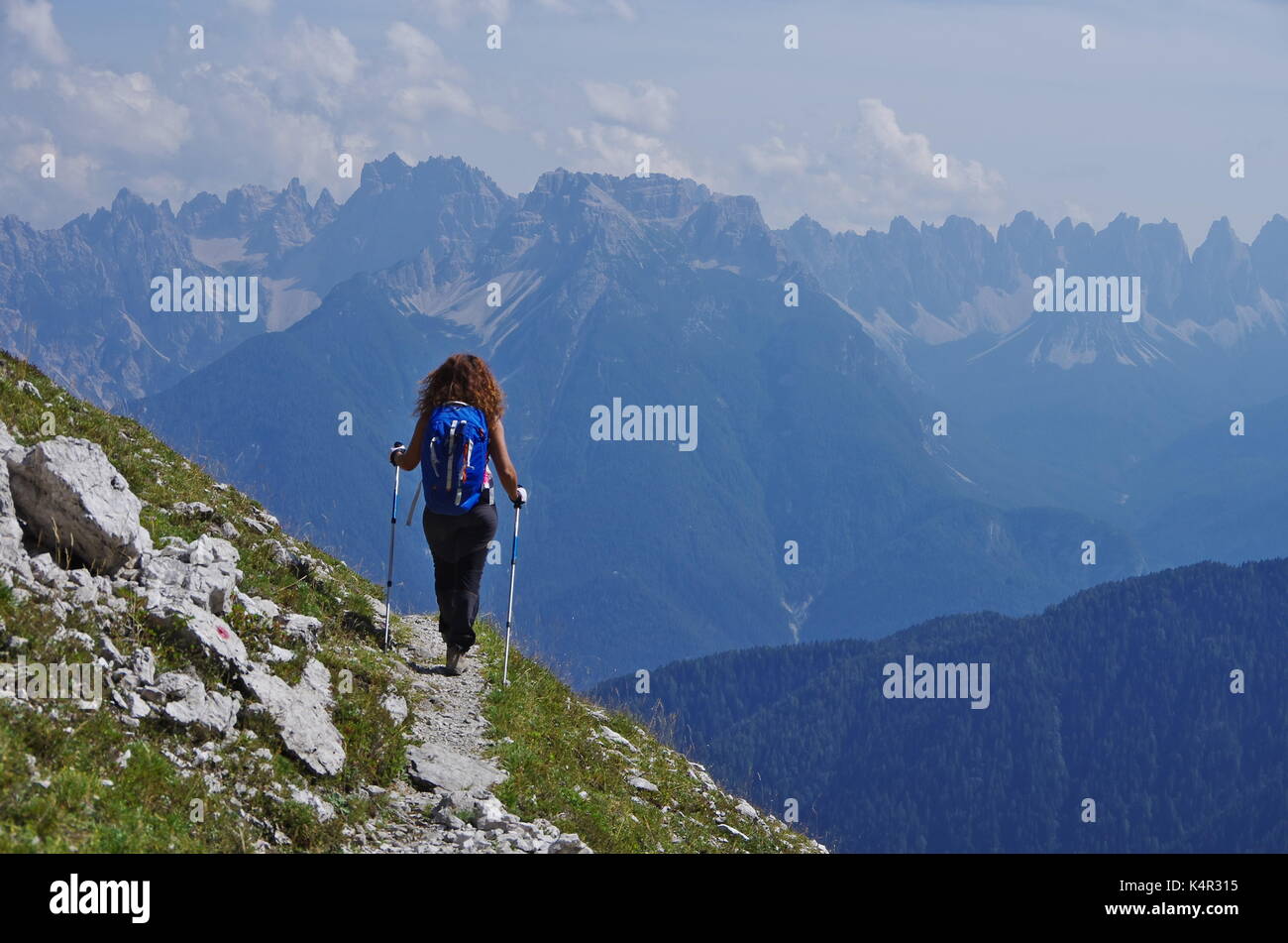 Les jeunes femaie trekker la randonnée sur un sentier dans les dolomites, l'Italie, l'éventail des marmarole Banque D'Images