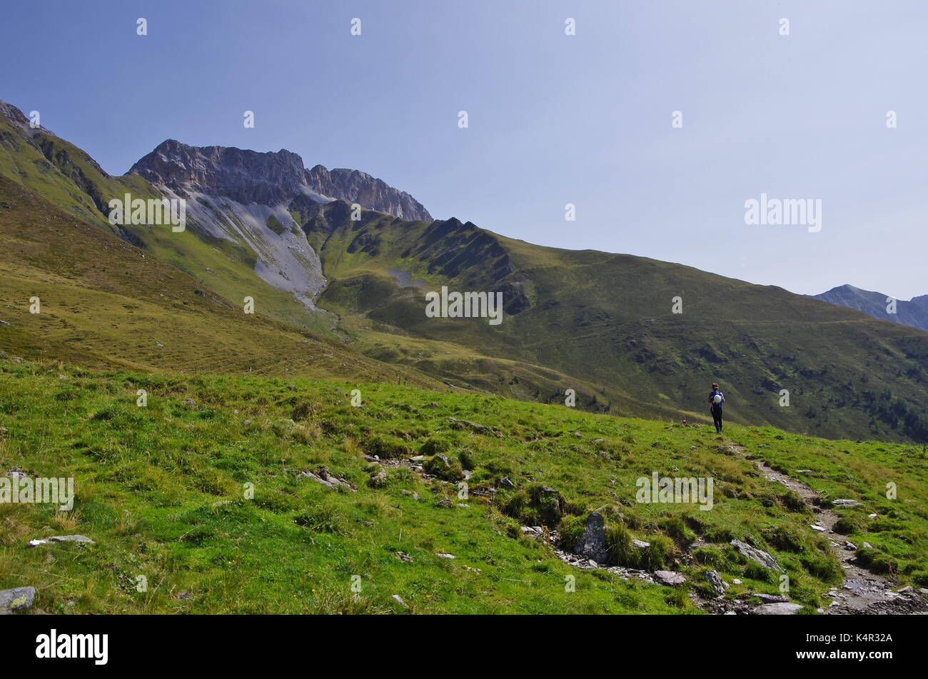 Les jeunes femaie trekker la randonnée sur un sentier dans les Dolomites, Italie, vers le sommet du Monte cavallino sur la frontière autrichienne Banque D'Images