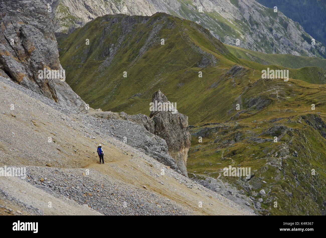 Les jeunes femaie trekker la randonnée sur un sentier dans les Dolomites, Italie Banque D'Images