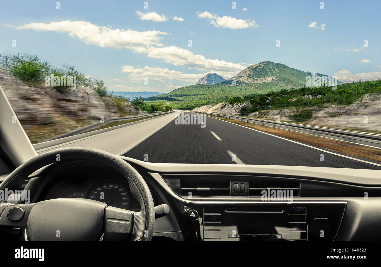 Voiture sur l'autoroute. Banque D'Images