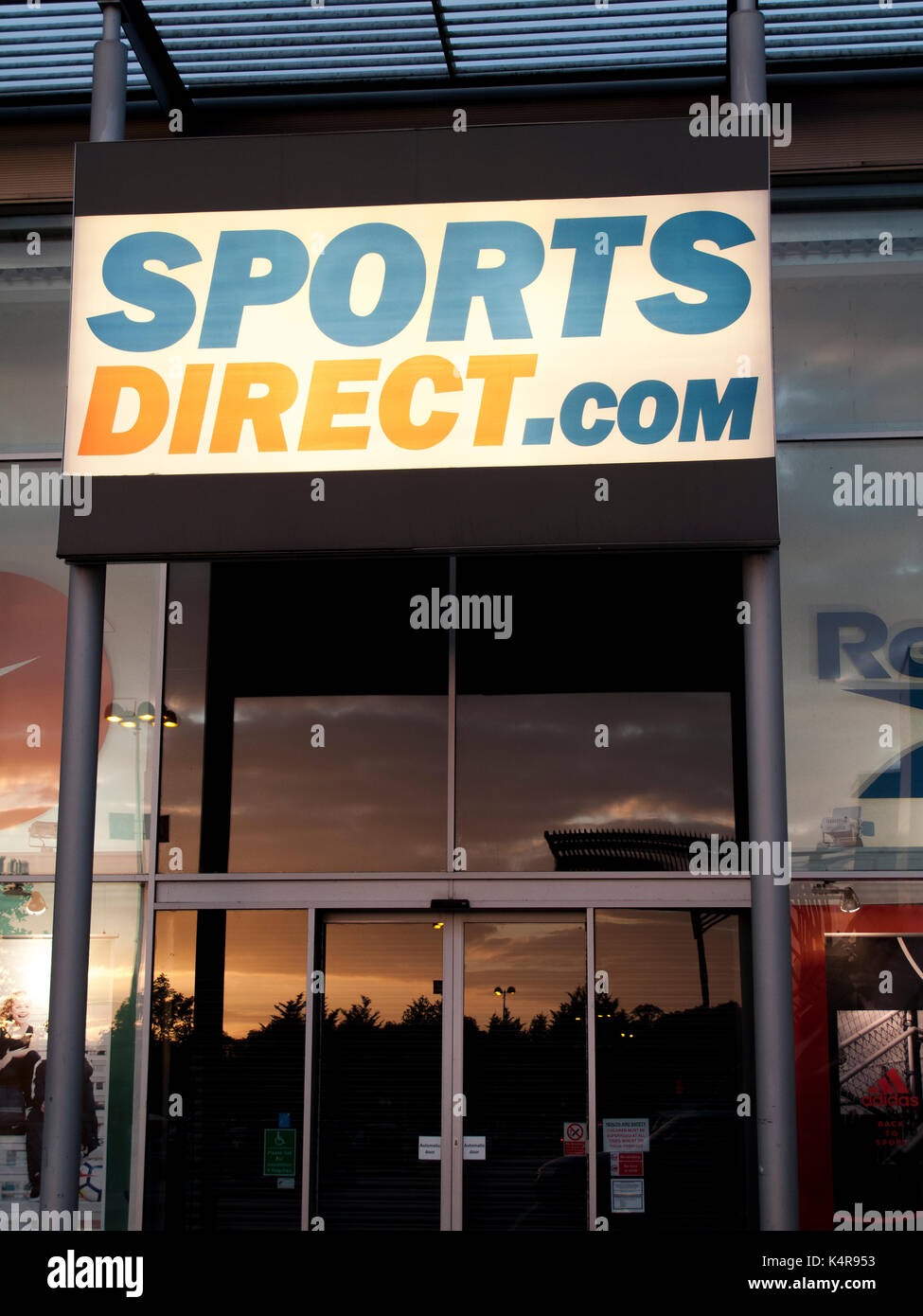 Sports direct détaillant de mode sportswear, créé en 1982 par Mike Ashley Banque D'Images