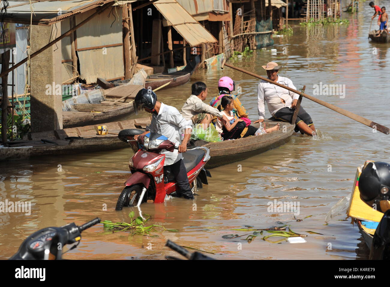 Événement météorologique extrême. Moto coincée lors d'une inondation pendant la saison des pluies. Kampong Chhnang City, Cambodge. © Kraig Lieb Banque D'Images