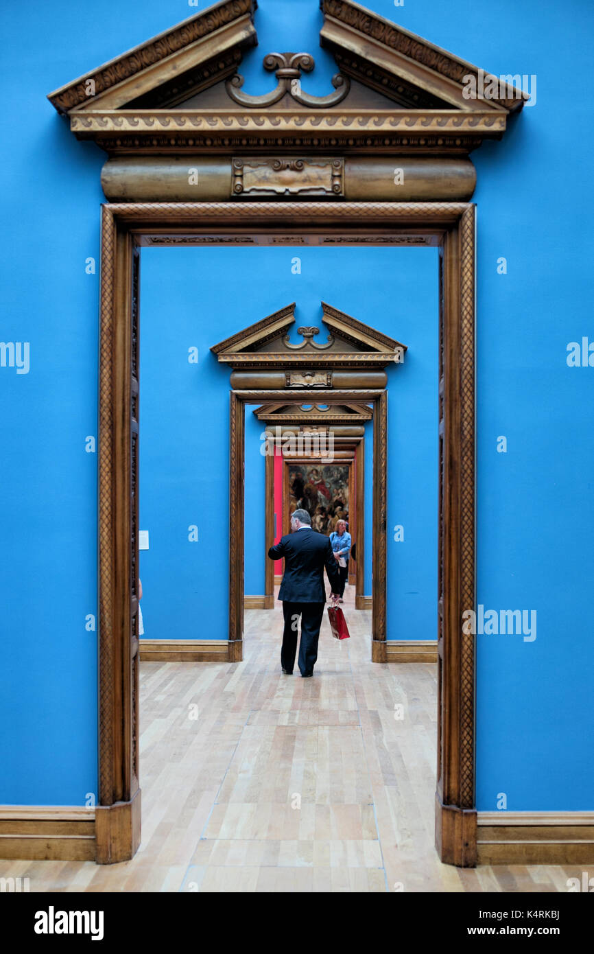 Dublin, Irlande. 04 Jul 2017 : les visiteurs de la National Gallery of Ireland se promènent entre les salles bleues de la galerie en regardant différentes expositions d'art. Banque D'Images