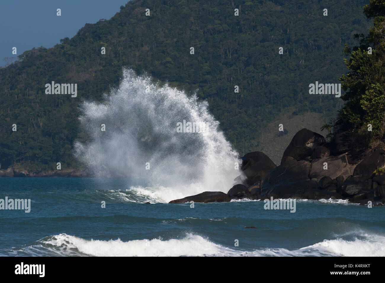 Vague se brisant sur un rocher à ilhabela, Sao Paulo, Brésil Banque D'Images