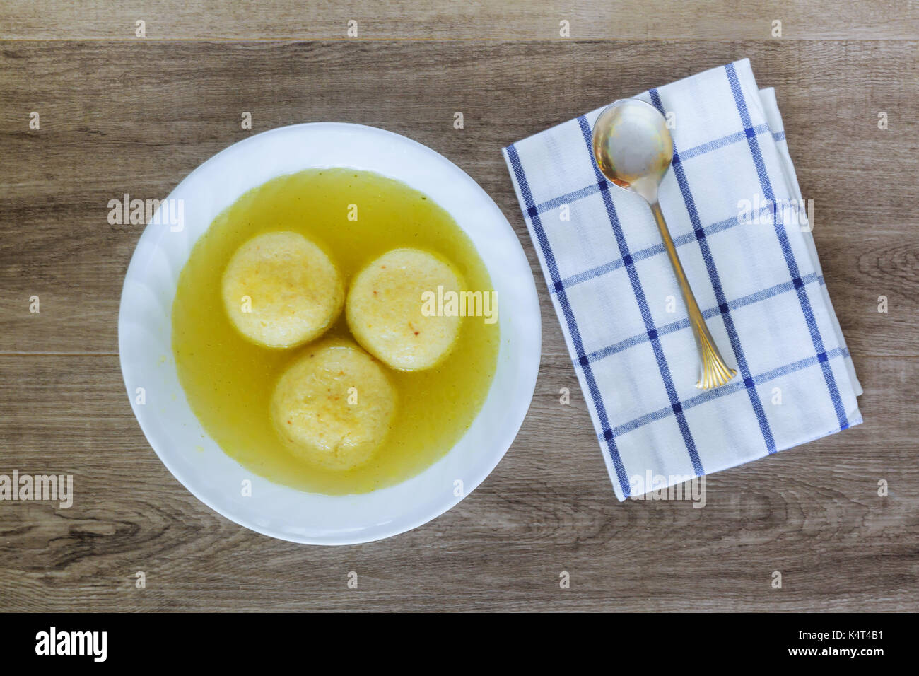 La Matsa juive traditionnelle soupe soupe à billes pour Pâque juive Banque D'Images