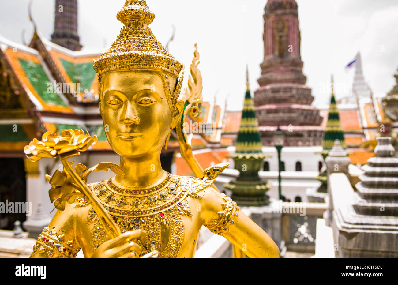 Une statue de Kinnara, un être mythologique dans le Wat Phra Kaew, Bangkok, Thaïlande. Banque D'Images