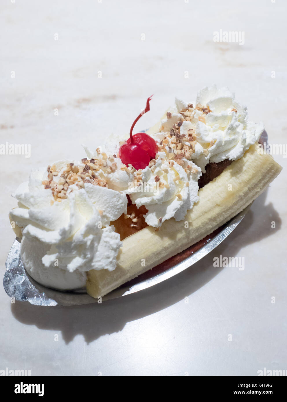 Un classique banana split de l'original de la crème glacée et le chocolat ghirardelli shop à Ghirardelli Square à San Francisco, Californie. Banque D'Images