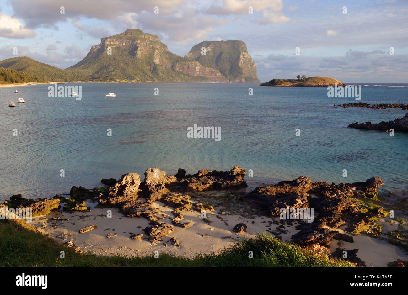 Soirée sereine à l'ensemble de lagon à Mt Lidgbird et Mt Gower, l'île Lord Howe, NSW, Australie. Pas de PR Banque D'Images