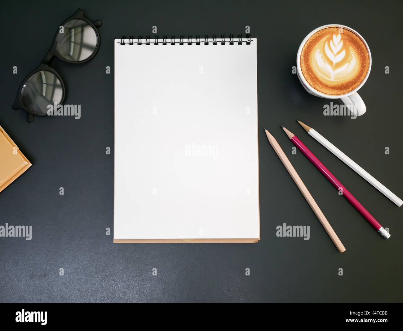 Blank notepad crayon sur office desk with coffee cup ,Vue de dessus Banque D'Images