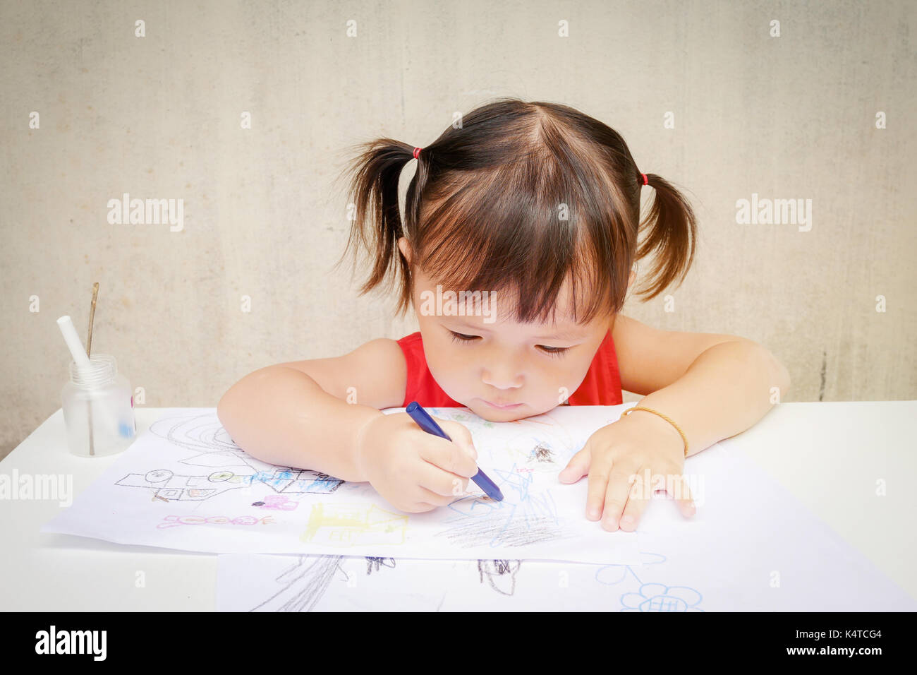 Cute little girl est le dessin avec crayon dans l'enseignement préscolaire, de l'imagination sans bornes illimité par le biais de ce concept de développement enfants:colorés Banque D'Images