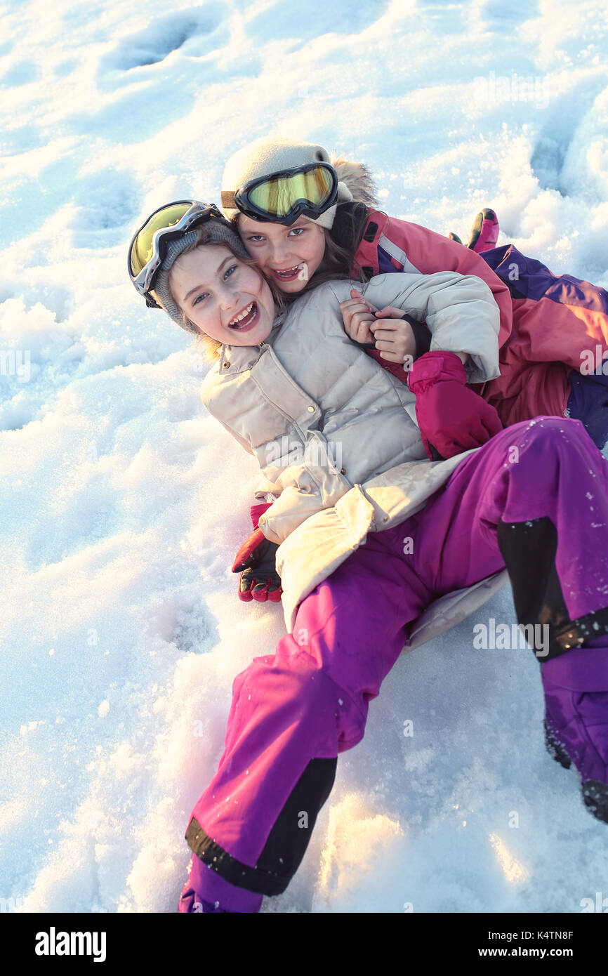 Les jeunes filles heureux s'amuser sur une journée ensoleillée d'hiver Banque D'Images
