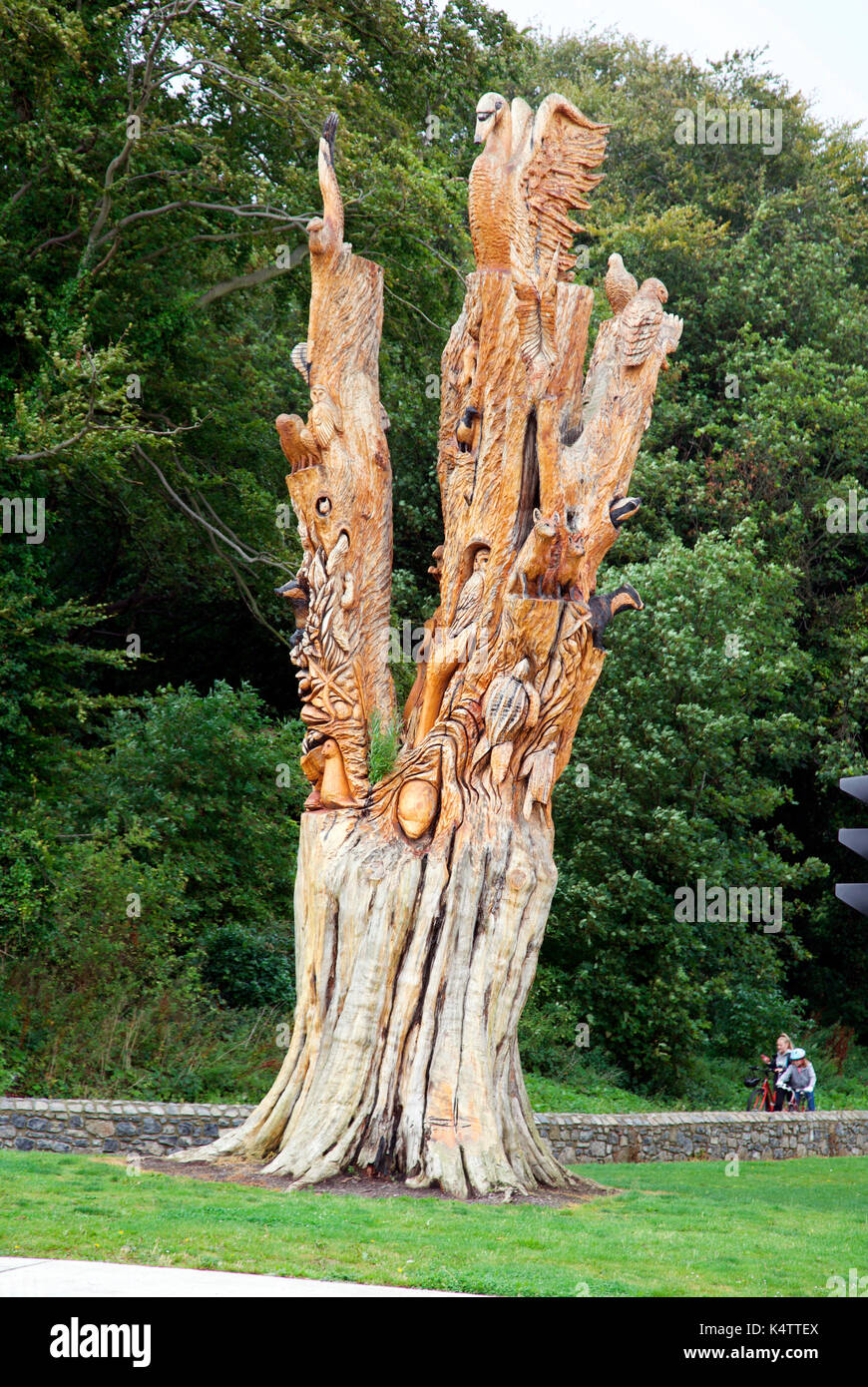 Arbre monumental sculpture par Tommy Cragg, illustrant la faune dans la région, raheny, Dublin, Irlande Banque D'Images