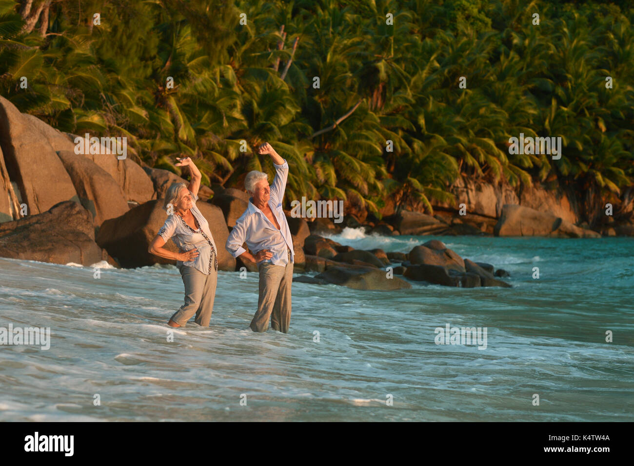 Couple exercices sur la plage de sable de soir Banque D'Images