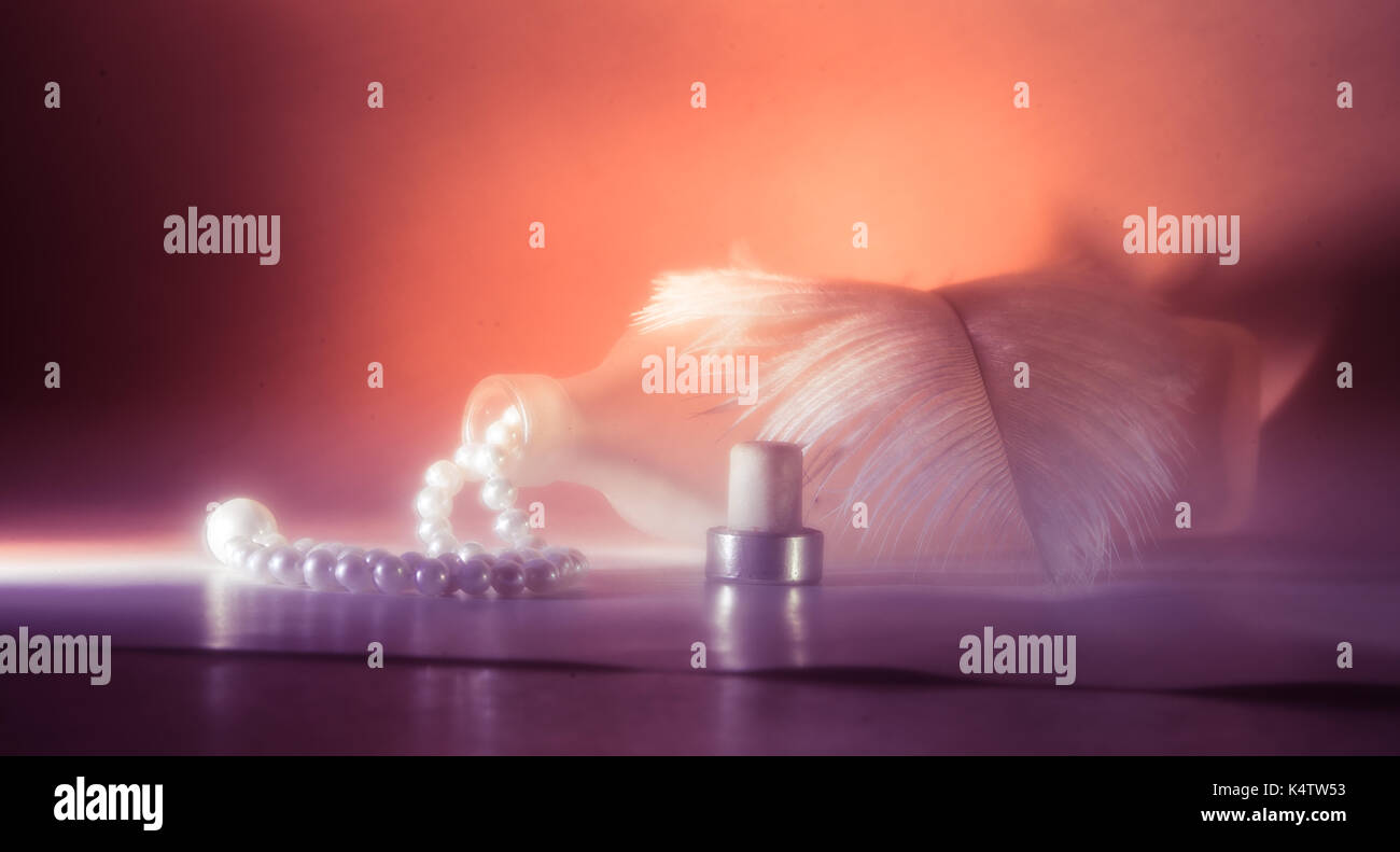 Une œuvre artistique, très soft Nature morte avec une bouteille et plumes dans de belles couleurs Banque D'Images