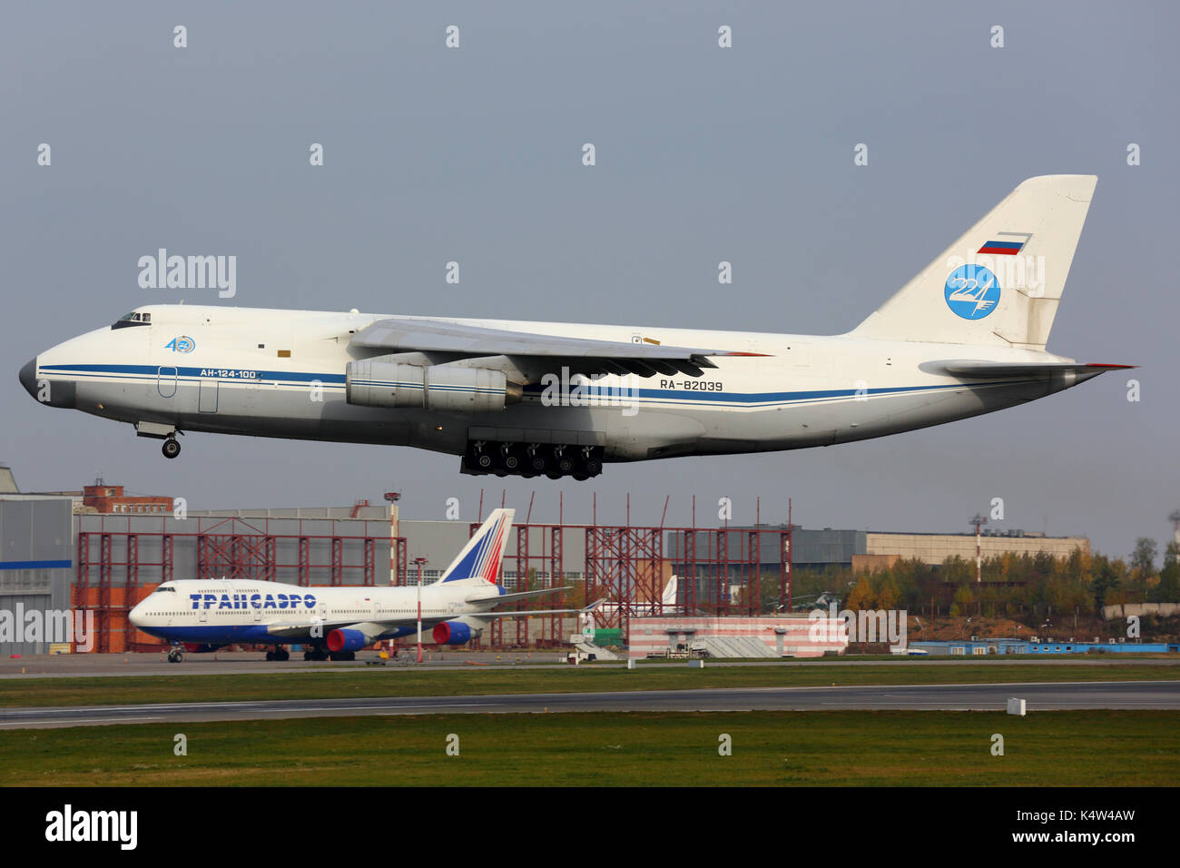 Vnukovo, dans la région de Moscou, Russie - le 17 octobre 2015 : Antonov An-124-100 Ruslan ra-82039 de la force aérienne russe à l'aéroport international de Vnukovo Banque D'Images