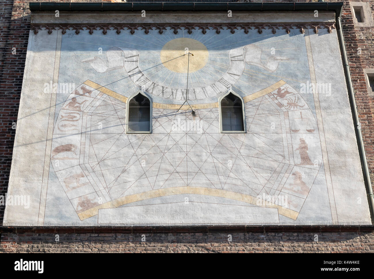 Cadran solaire sur la façade de l'église Frauenkirche, Dom zu Unserer Lieben Frau, Notre-Dame, Munich, Bavière. Allemagne Banque D'Images