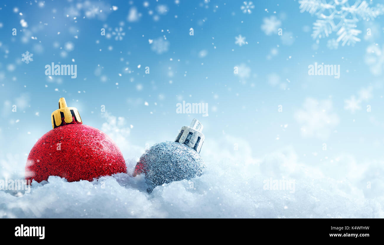 Boule de Noël recouvert de neige sur fond flocons Banque D'Images