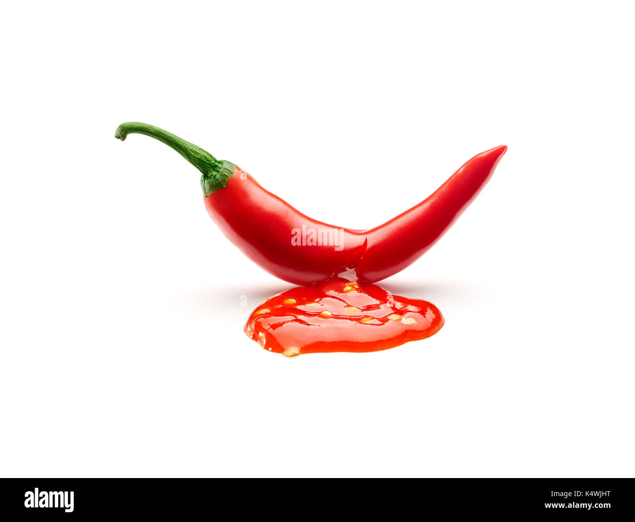 Une fuite de sauce chili chili pepper couper isolé sur fond blanc Banque D'Images