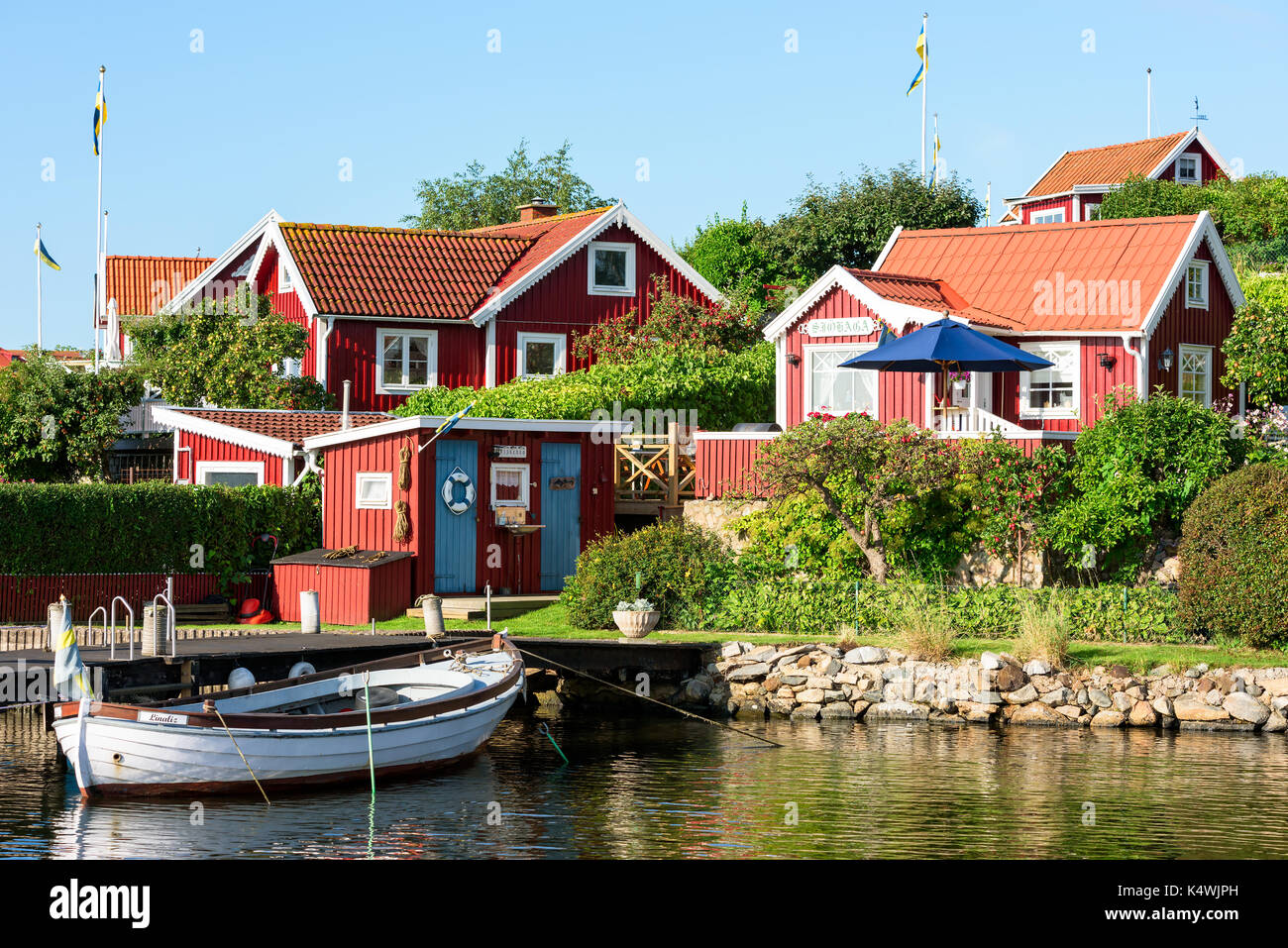 Karlskrona, Suède - août 28, 2017 : Voyage documentaire de l'environnement. ville traditionnelle rouge et blanc locations de cabines et bateau amarré i Banque D'Images