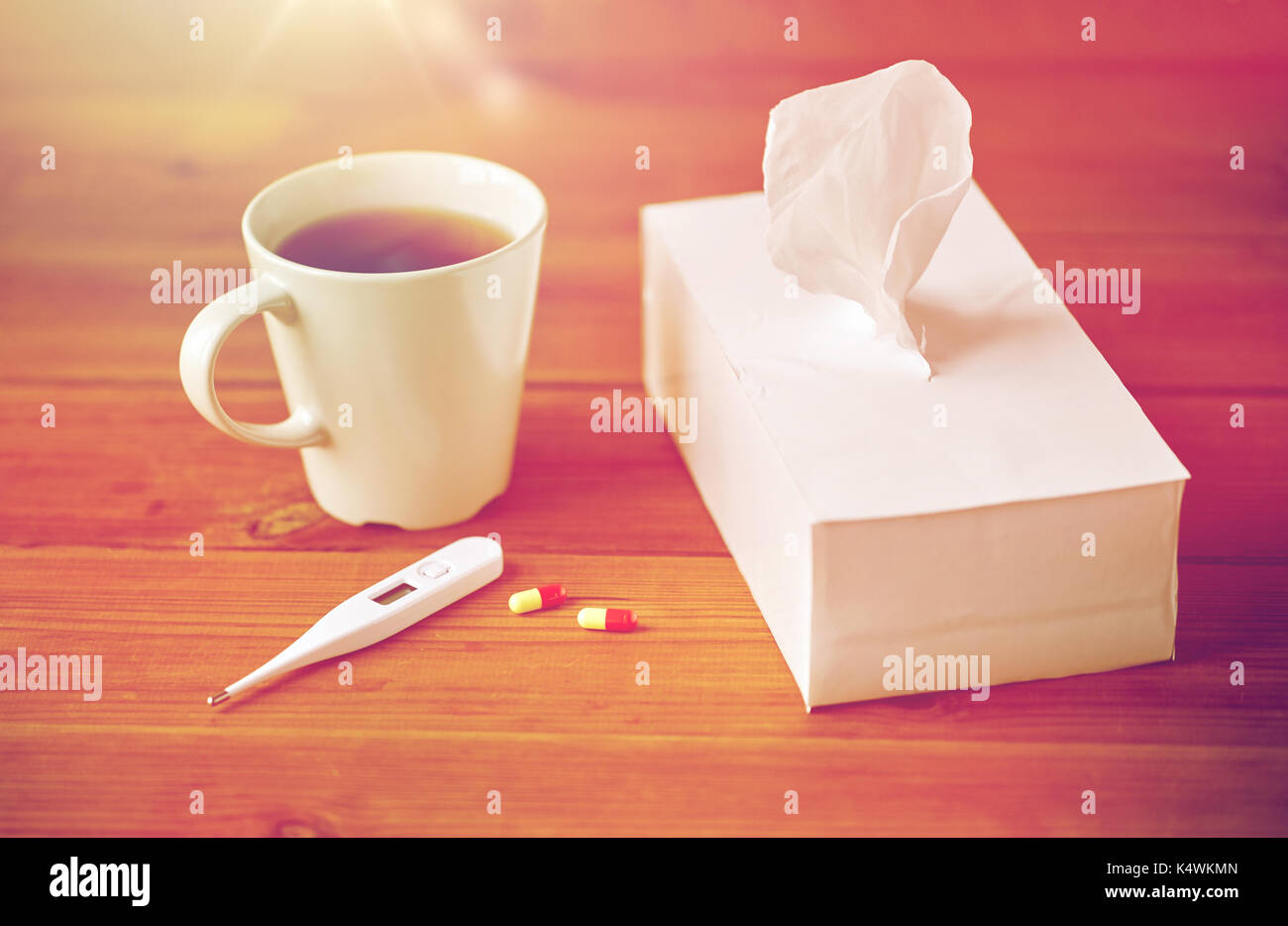 Tasse de thé, papier de lingettes et thermomètre avec pills Banque D'Images