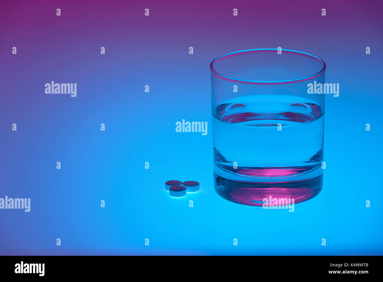 Verre d'eau, prescription pills sur le fond couleur coloré de l'image  conceptuelle. médicament comprimés et de verre d'eau Photo Stock - Alamy