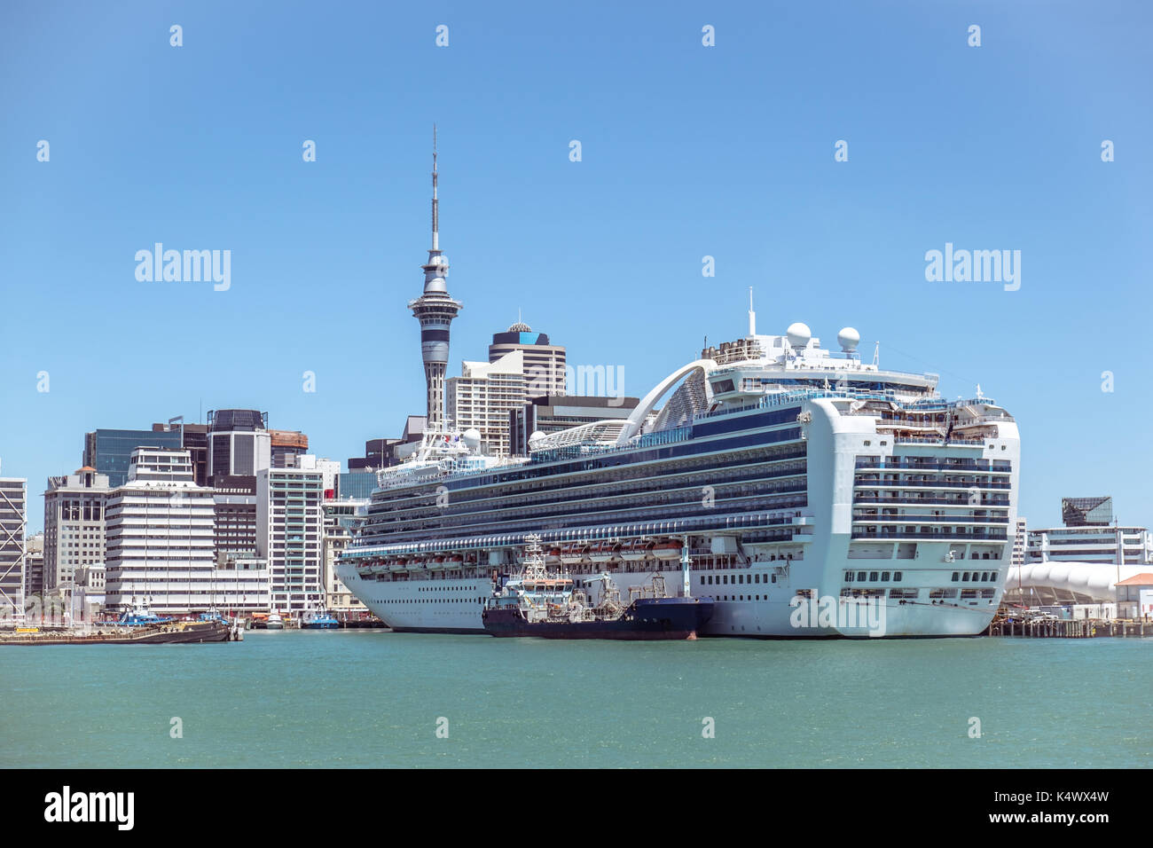Centre-ville d'Auckland Sky Tower et gratte-ciel avec un bateau de croisière en Nouvelle-Zélande, NZ Banque D'Images