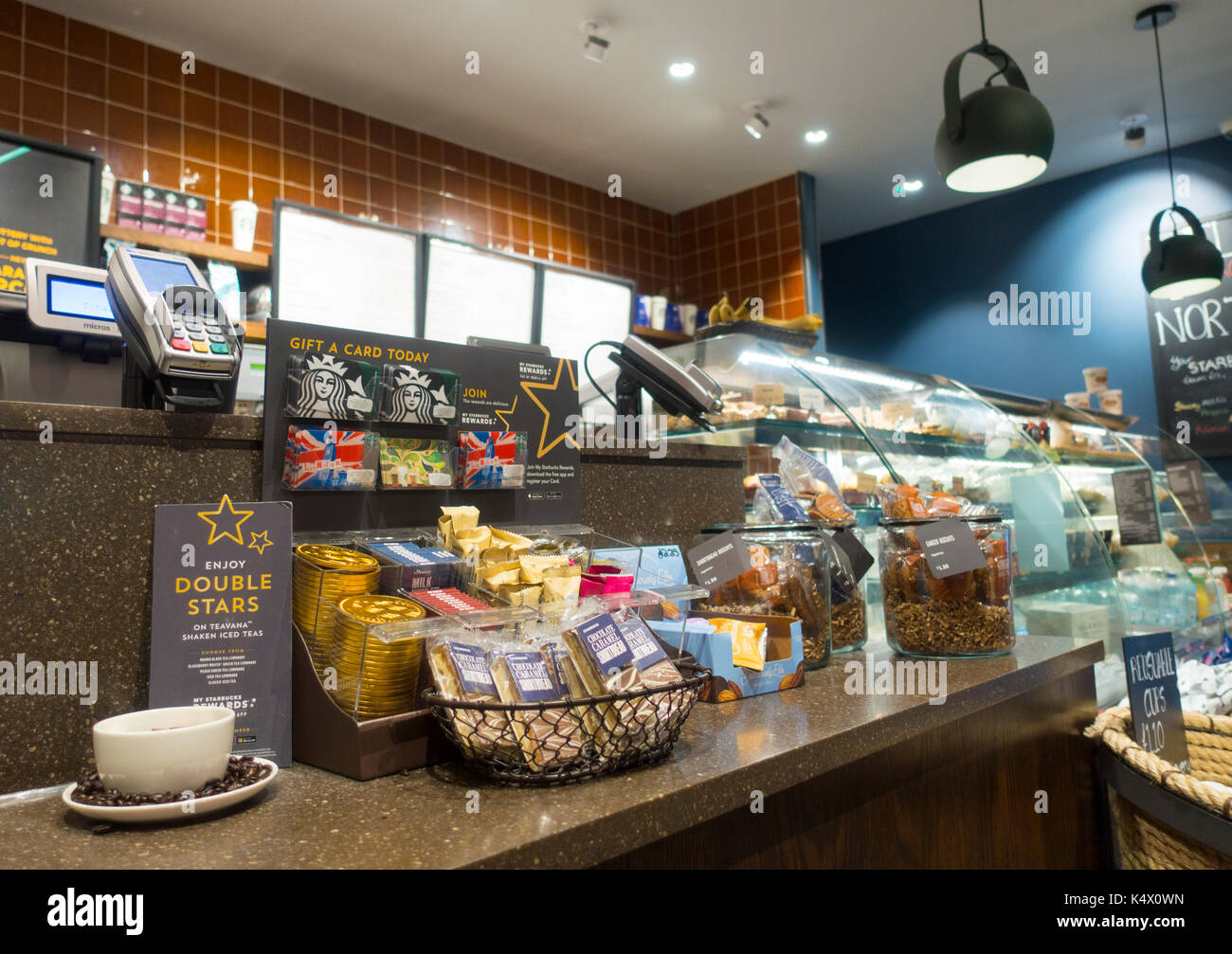 L'affichage du compteur de café Starbucks avec des produits, des gâteaux, des pâtisseries et de commander à l'A55 café Starbucks Northop Hall, Flintshire, Pays de Galles, Banque D'Images