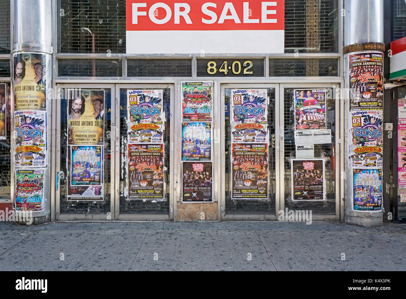 Un pignon sur l'avenue Roosevelt à Jackson Heights, Queens, New York avec des affiches publicité Amérique muic spectacles et divertissements Banque D'Images