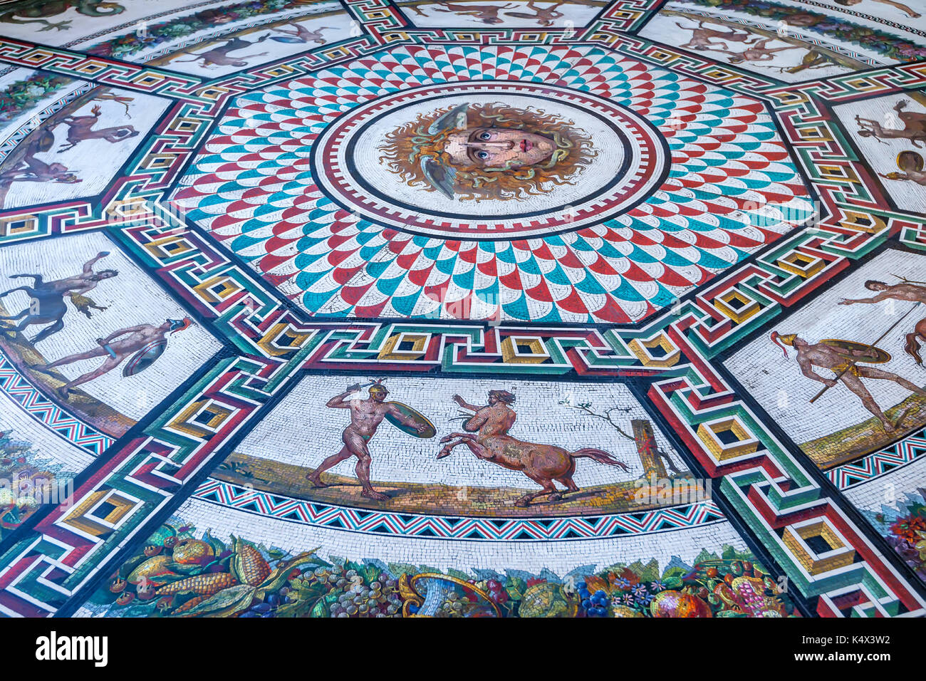 St. Petersburg, Russie - août, 2015 : mosaïque sur le plancher de l'hermitage Banque D'Images