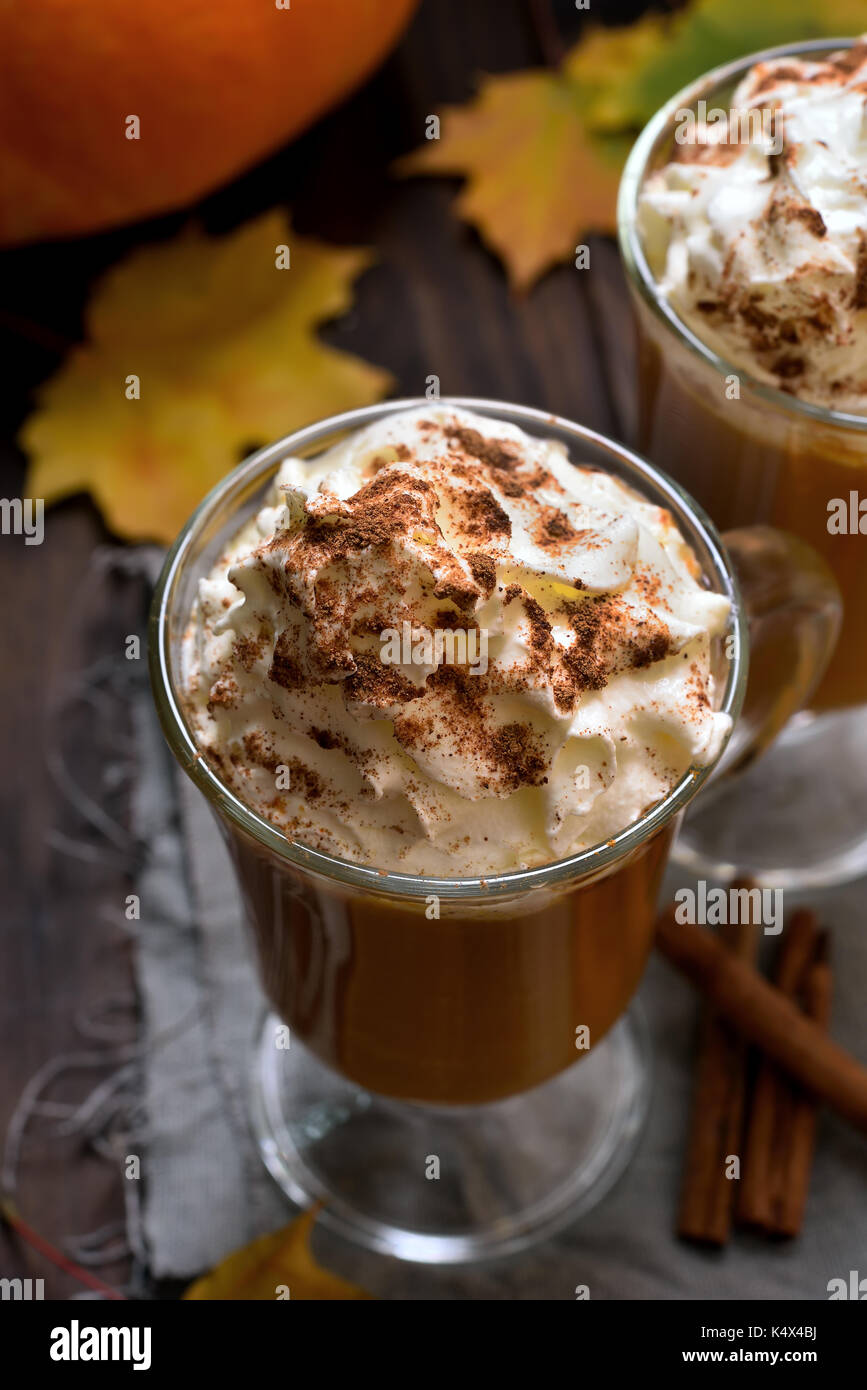 Boisson saine. latte de citrouille avec crème fouettée et de cannelle Banque D'Images