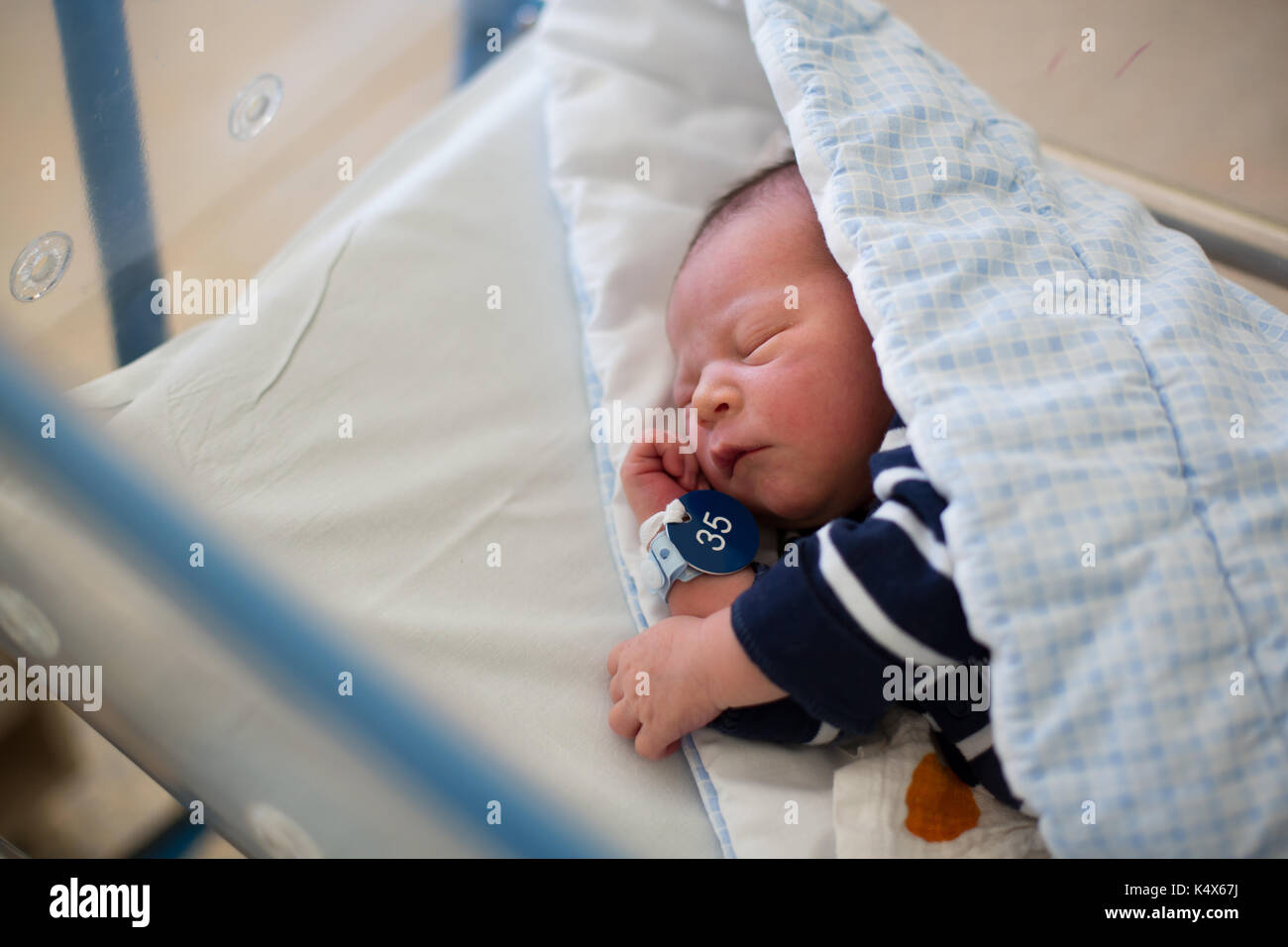 Beau Bebe Nouveau Ne Garcon Fixant En Creche De L Hopital Prenatale Photo Stock Alamy