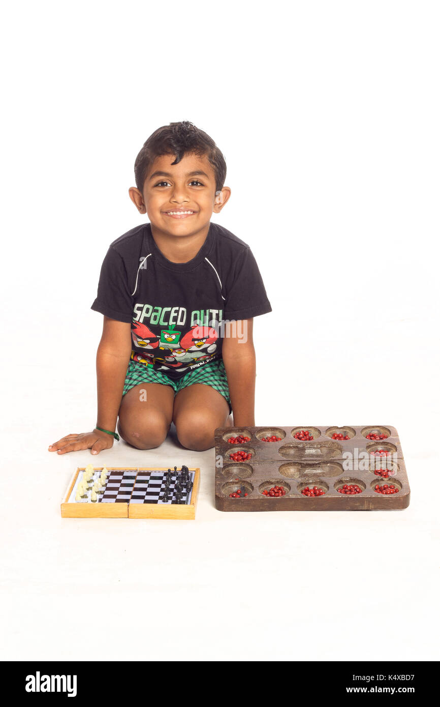 Enfant jouant des jeux en salle Banque D'Images