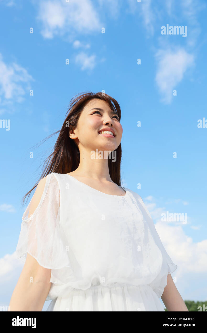 Jeune japonaise contre le ciel bleu Banque D'Images