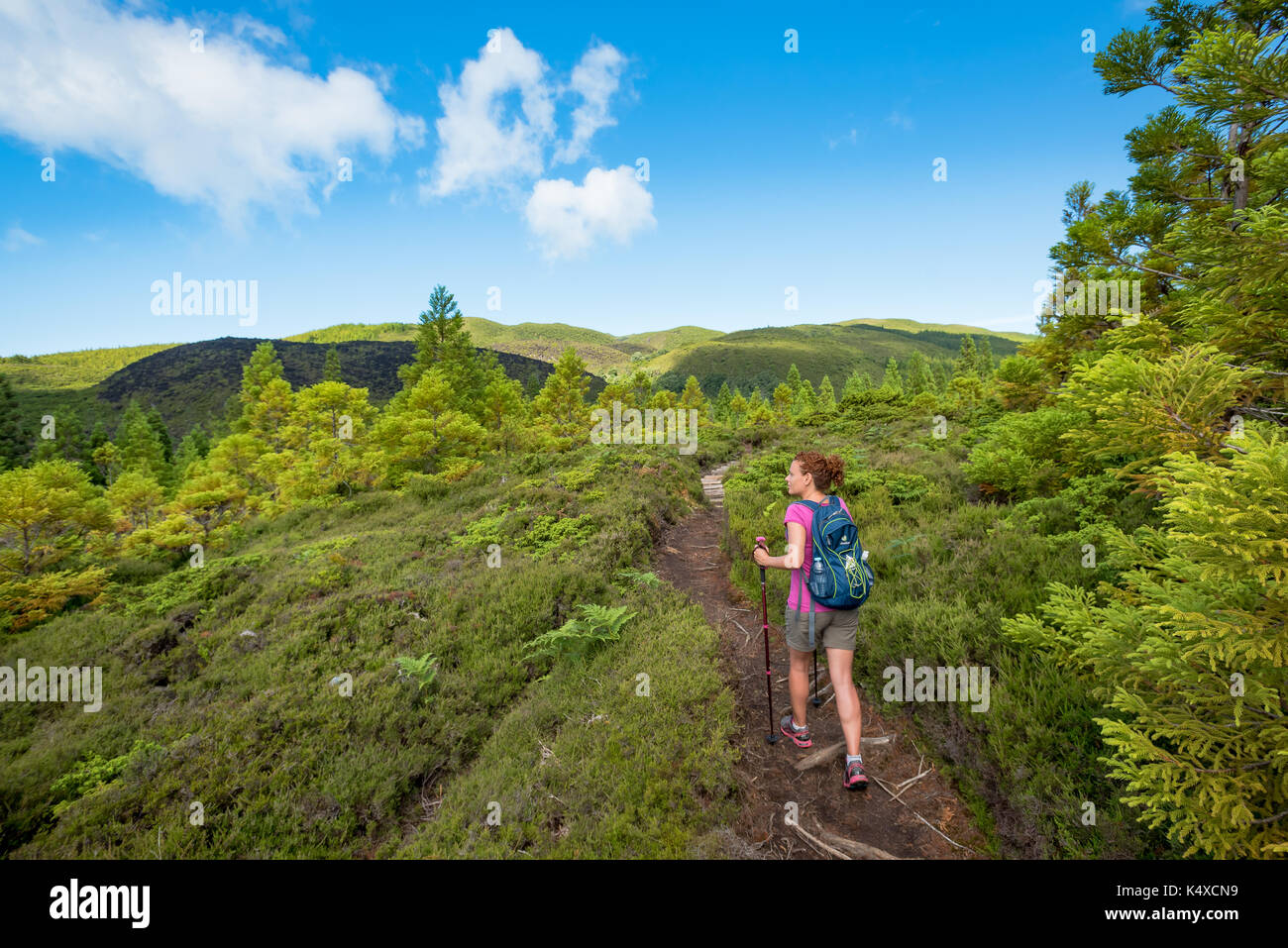 Une femme solitaire marche le long, sentier de randonnée National Park, Açores, Terceira Portugal Banque D'Images