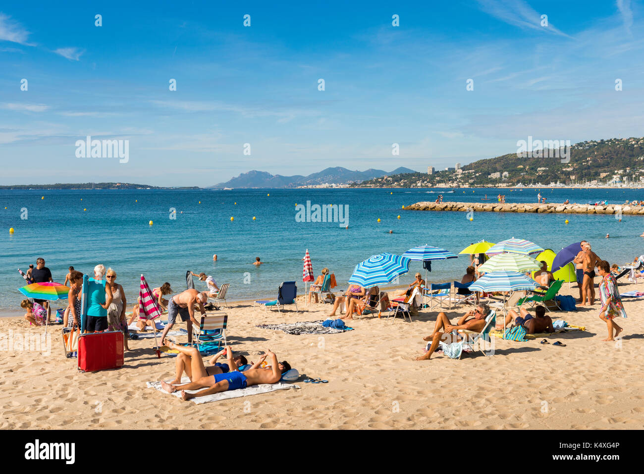 Juan les pins, France - 1 septembre 2017 : plage de Juan les pins, Côte d'Azur, France. La ville est célèbre pour son festival de jazz annal Banque D'Images