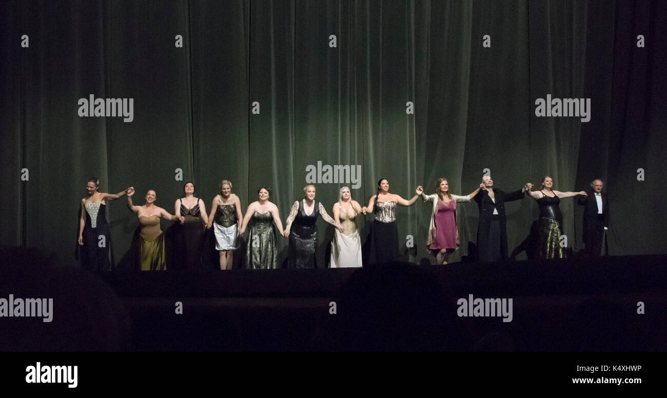 Le cast de prendre un appel de rideau, Die Walkure, Bayreuth Opera Festival 2017, Bavière, Allemagne Banque D'Images