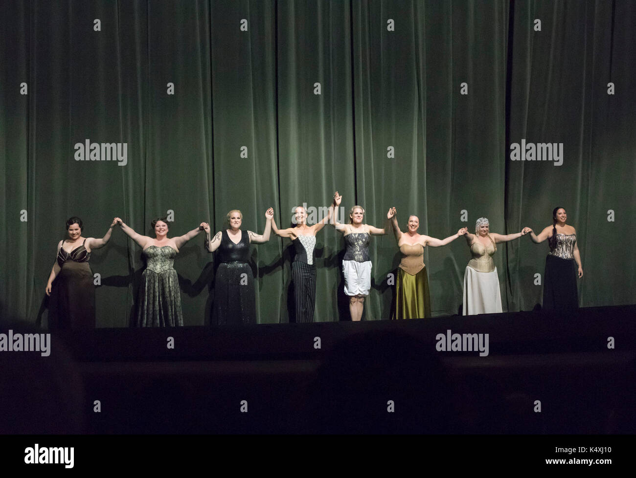 Les Valkyries de prendre un appel de rideau, Die Walkure, Bayreuth Opera Festival 2017, Bavière, Allemagne Banque D'Images