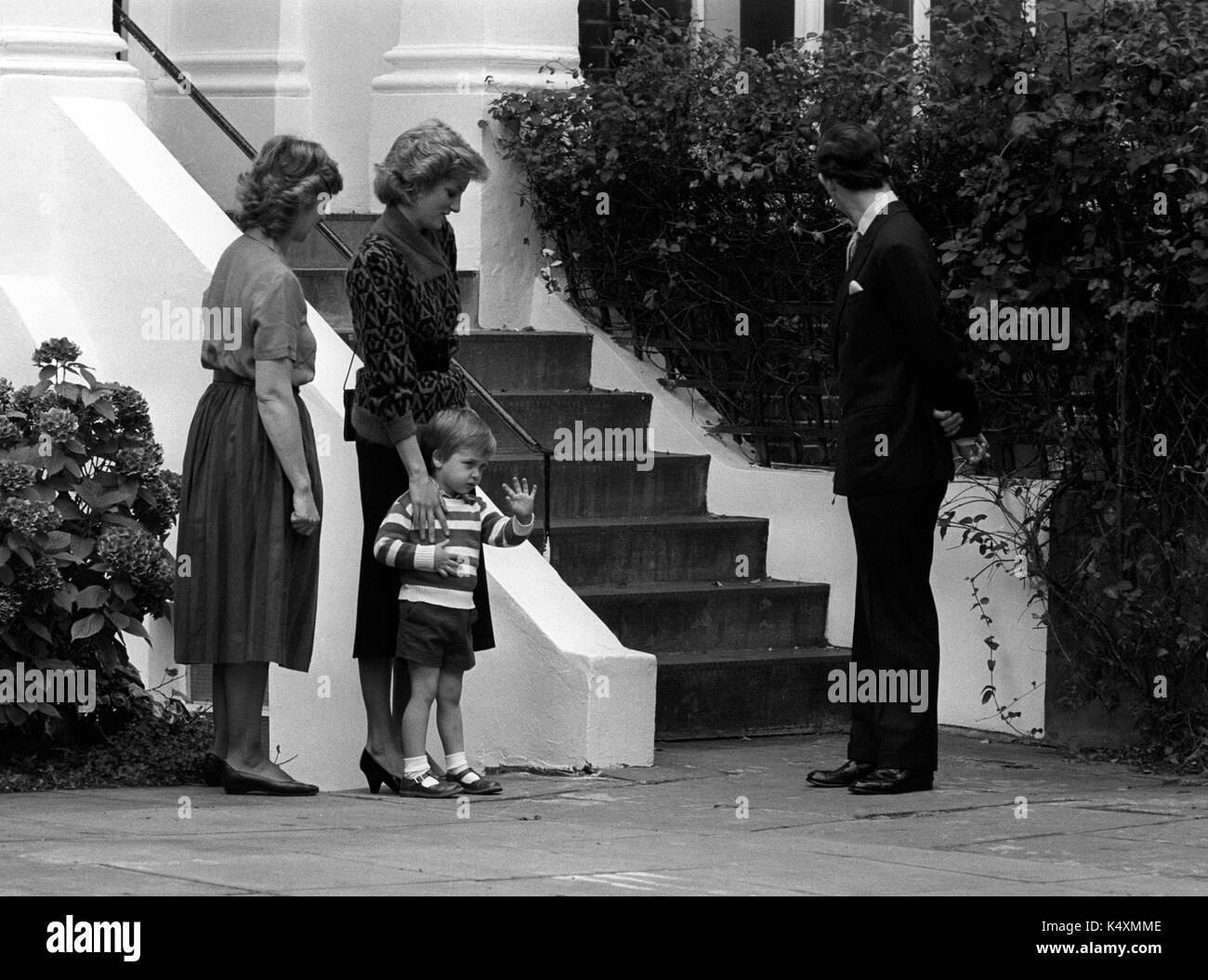 Une vague de Prince William, 3, près de sa mère Diana, princesse de Galles, regardé par Mme Jane Mynors comme les royals est arrivé à sa maison victorienne avec terrasse dans la région de Notting Hill Gate, Londres, où elle dirige une école maternelle privée. Banque D'Images