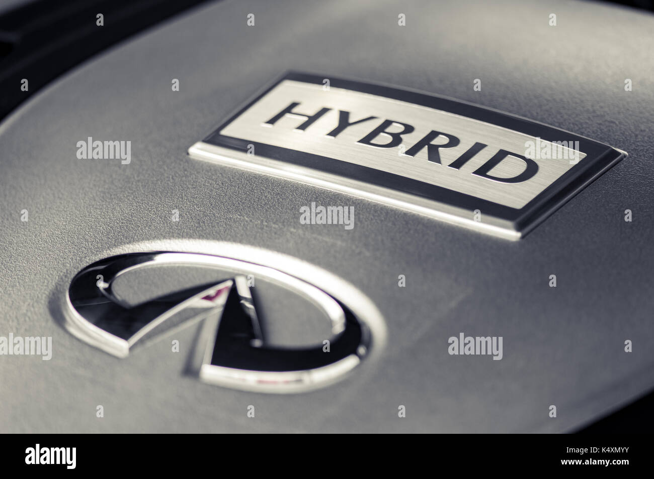 Wroclaw, Pologne - août 19th, 2017 : hybride signe sur l'avant du moteur. l'infini est le véhicule de luxe Infiniti division d'automobiles japonais Nissan Banque D'Images