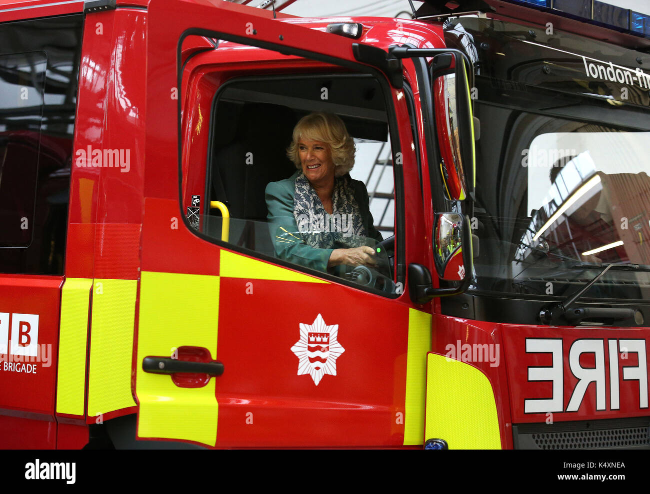 La duchesse de Cornouailles, connu sous le nom de Duchesse de Rothesay en Ecosse est assis dans un camion de pompiers au cours d'une visite à l'un d'urgence, un des principaux fabricants d'incendie, de sauvetage et les véhicules d'urgence et les appareils, en Cumnock, en Écosse. Banque D'Images