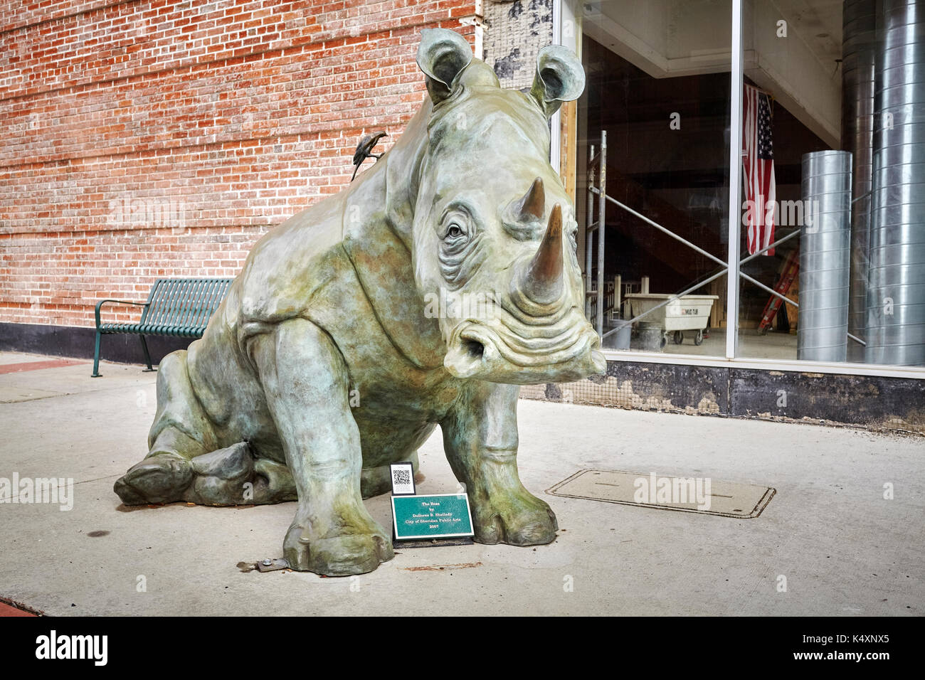 Sheridan, USA - 30 octobre 2016 : Bronze rhino sur un trottoir. Cette sculpture a appelé le patron a été créé par B. Dollores Shelledy. Banque D'Images
