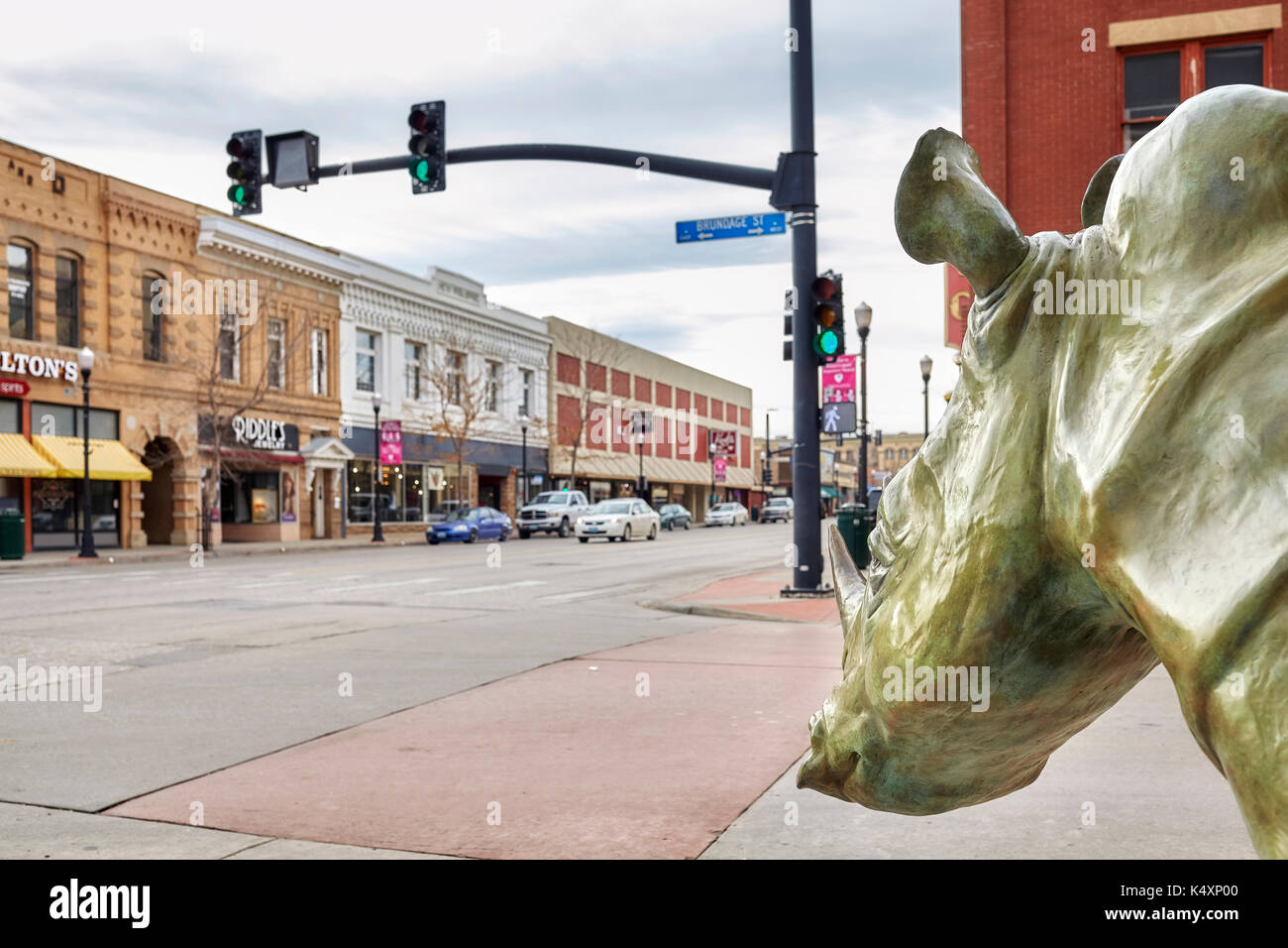 Sheridan, USA - 30 octobre 2016 : Bronze rhino sur un trottoir. Cette sculpture a appelé le patron a été créé par B. Dollores Shelledy. Banque D'Images