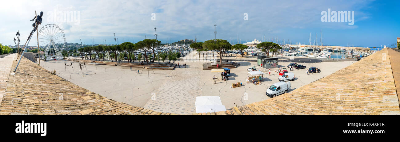 Antibes, France - 01 juillet 2016 : grand angle de visualisation du port Vauban et skyline à Antibes, France. port Vauban est le plus grand port de plaisance en Méditerranée Banque D'Images