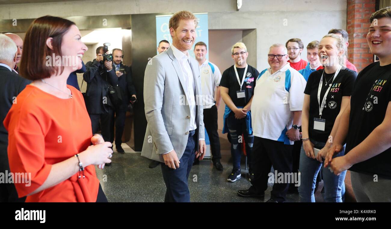 Le prince Harry rencontre un éventail de choix des organisations de jeunesse sur le mac à Belfast lors d'une visite à l'Irlande du Nord. Banque D'Images